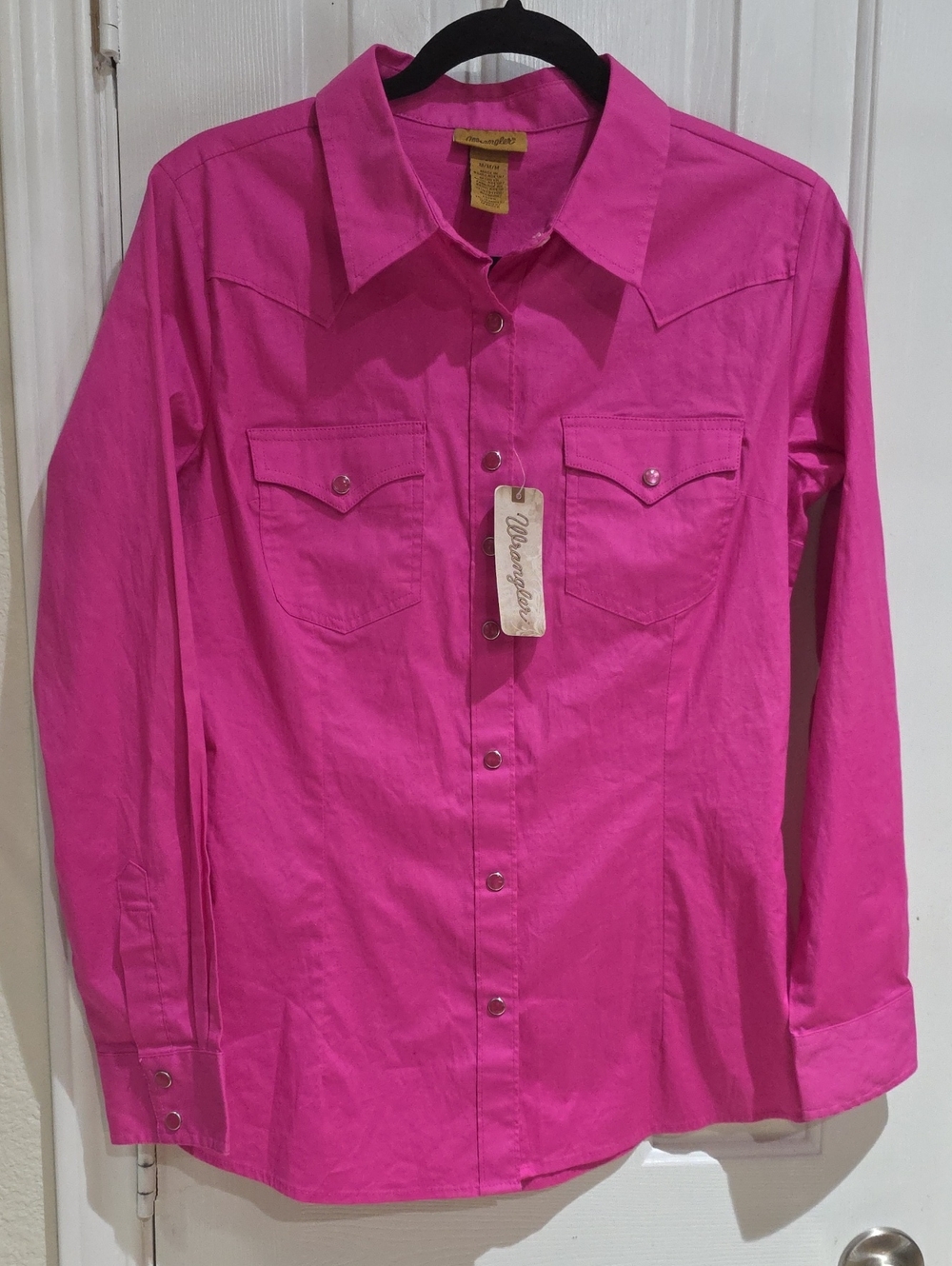 Wrangler NWT  Womens  Long-Sleeve Snap Button-Down Shirt in Hot Pink Size M